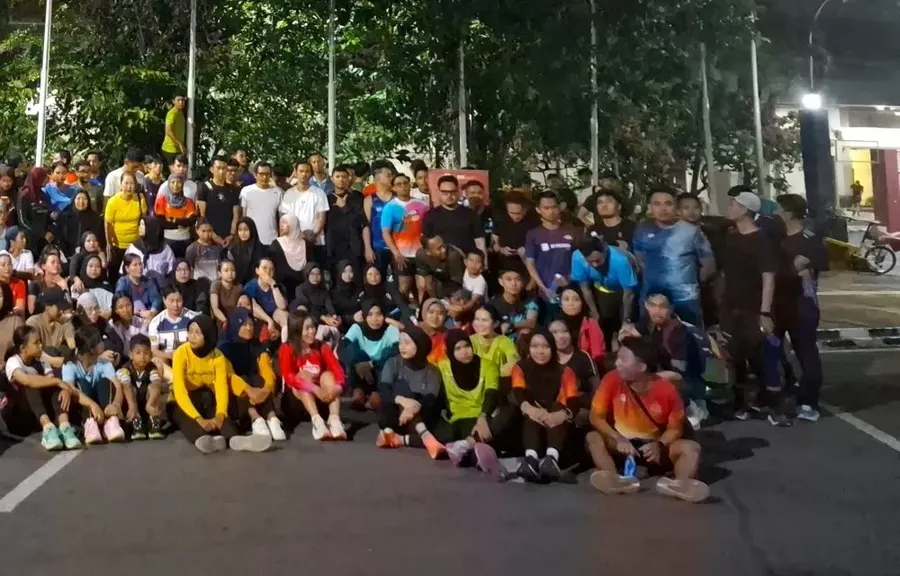Komunitas olahraga berkumpul di kawasan Stadion Manahan sebelum latihan