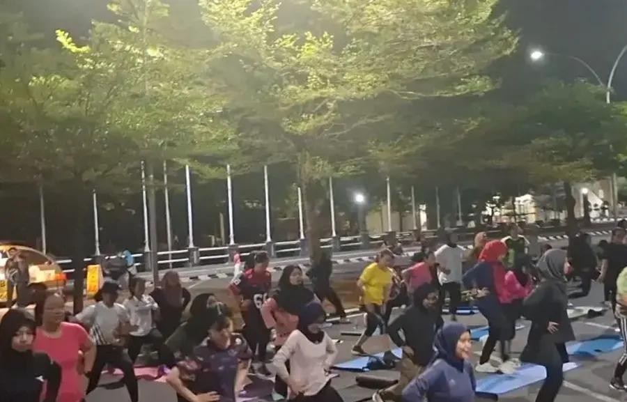Peserta latihan Sparko melakukan lunges untuk menguatkan kaki